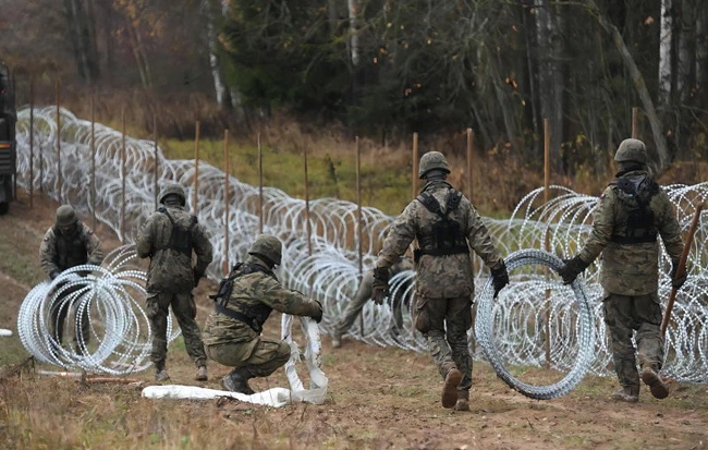 Border Fencing: Enhancing Security with Razor Wire